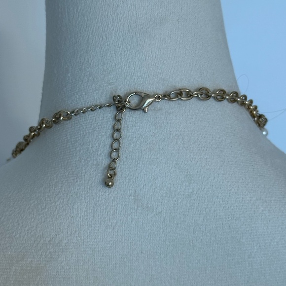 Elegant Pearl, Crystal and Gold Necklace - Picture 6 of 8